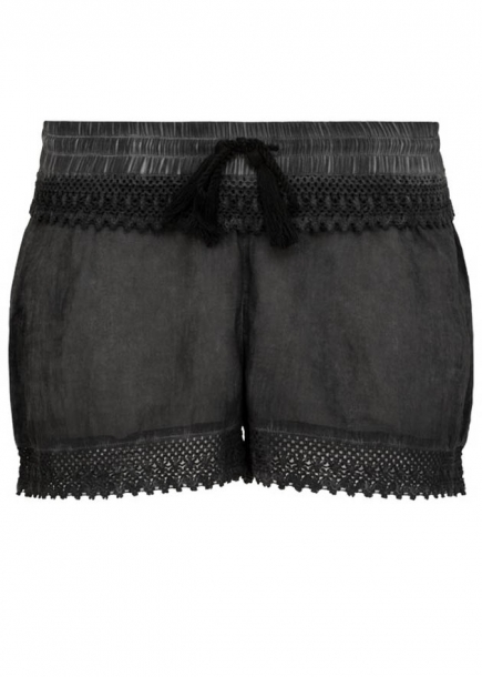 Wave shorts svarta strandshorts p stranden i sommar